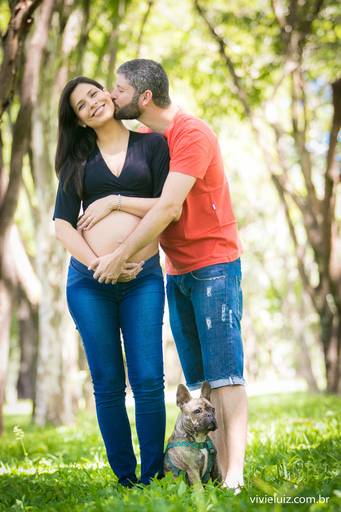 casal segurando a barriga de grávida