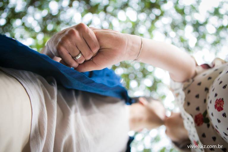 beijo do casal gestante