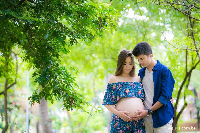 casal segurando a barriga de grávida