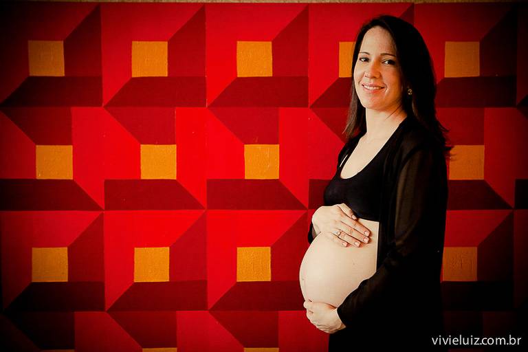 gestante no fundo vermelho