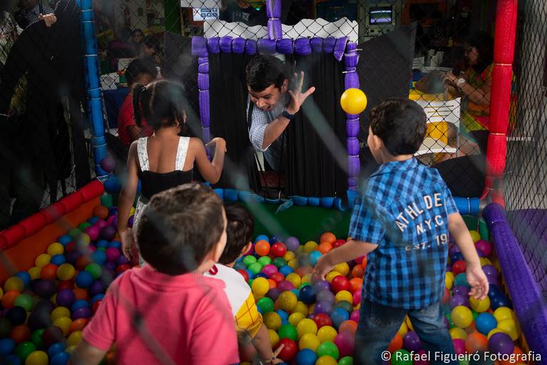 Crianca sorindo gargalhada rosa monster hi festa infantil fotografia infantil fotografo recife