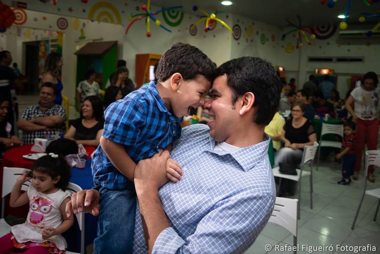 Crianca sorindo gargalhada rosa monster hi festa infantil fotografia infantil fotografo recife