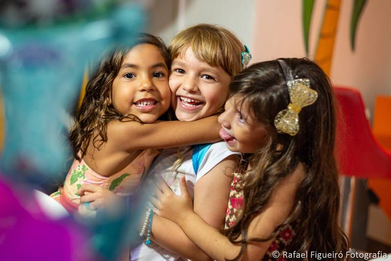 Crianca sorindo gargalhada rosa monster hi festa infantil fotografia infantil fotografo recife