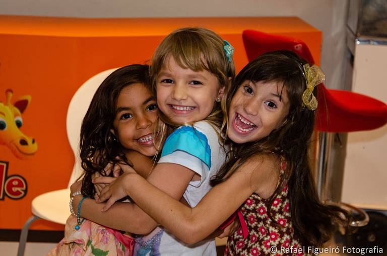 Crianca sorindo gargalhada rosa monster hi festa infantil fotografia infantil fotografo recife