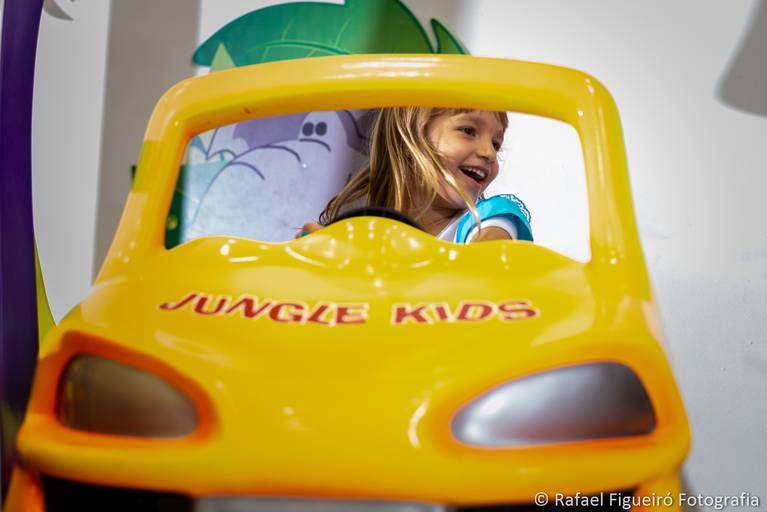 Crianca sorindo gargalhada rosa monster hi festa infantil fotografia infantil fotografo recife