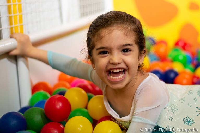 Crianca sorindo gargalhada rosa monster hi festa infantil fotografia infantil fotografo recife