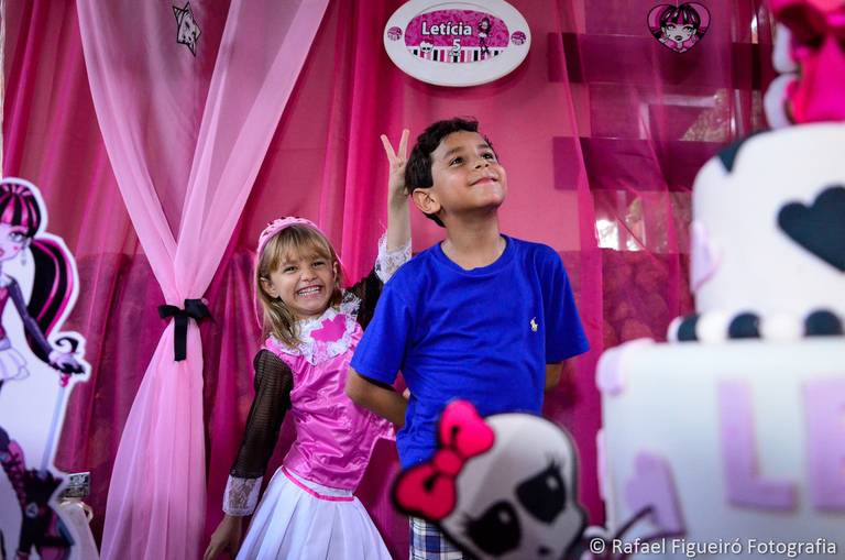 Crianca sorindo gargalhada rosa monster hi festa infantil fotografia infantil fotografo recife