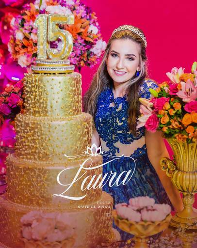 Foto da mesa do bolo da festa de quinze anos da Laura em Brasília DF.
