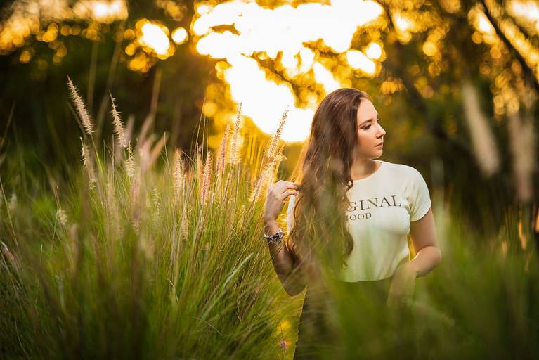 Sessão de fotos pré quinze anos da Maíra fotografada em Brasília  - DF durante o pôr do sol por Rafael Steffen Fotografia.