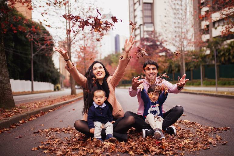 Fotografa Familia Curitiba - Ensaio externo Outono Canaleta bosque 