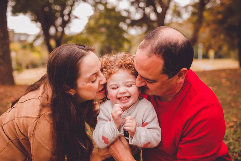 Fotografa Familia Curitiba - Ensaio externo Outono Canaleta bosque 