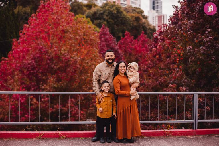 Fotografa Familia Curitiba - Ensaio externo Outono Canaleta bosque 