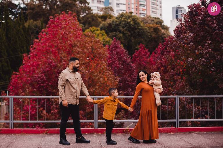 Fotografa Familia Curitiba - Ensaio externo Outono Canaleta bosque 