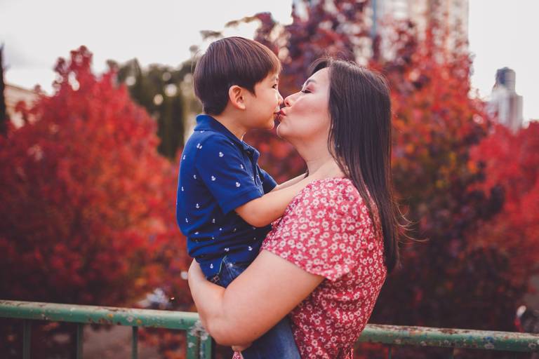 Fotografa Familia Curitiba - Ensaio externo Outono Canaleta bosque 
