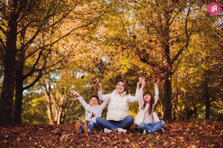 Fotografa Familia Curitiba - Ensaio externo Outono Canaleta bosque 