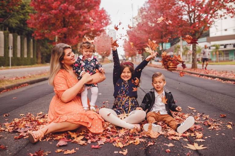 Fotografa Familia Curitiba - Ensaio externo Outono Canaleta bosque 
