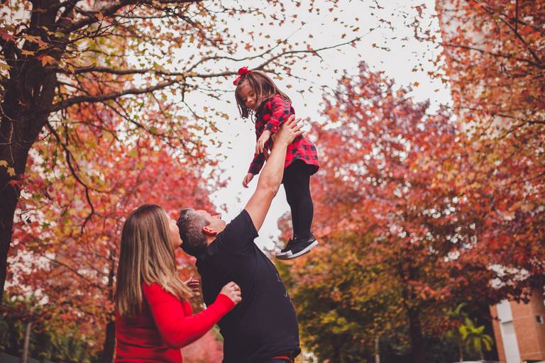 Fotografa Familia Curitiba - Ensaio externo Outono Canaleta bosque 
