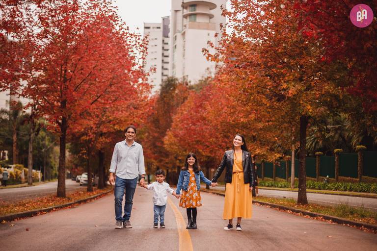 Fotografa Familia Curitiba - Ensaio externo Outono Canaleta bosque 