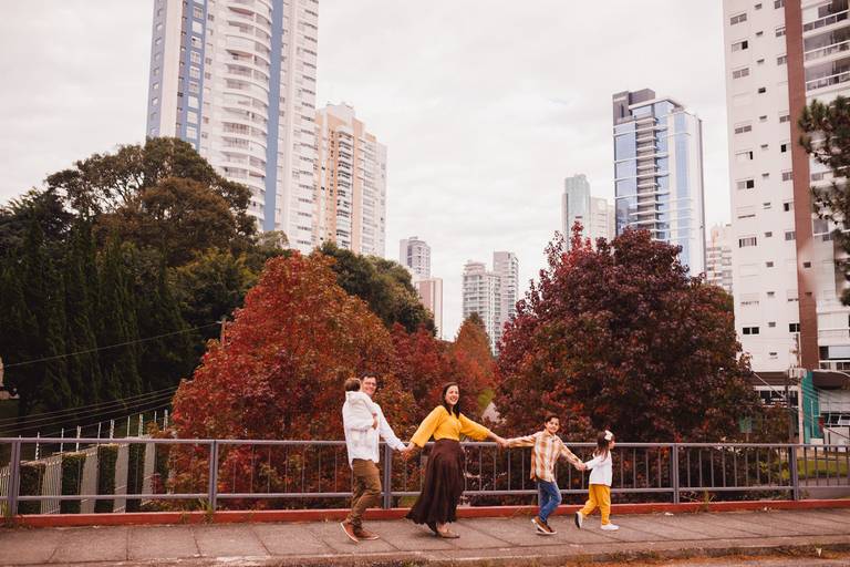 Fotografa Familia Curitiba - Ensaio externo Outono Canaleta bosque 