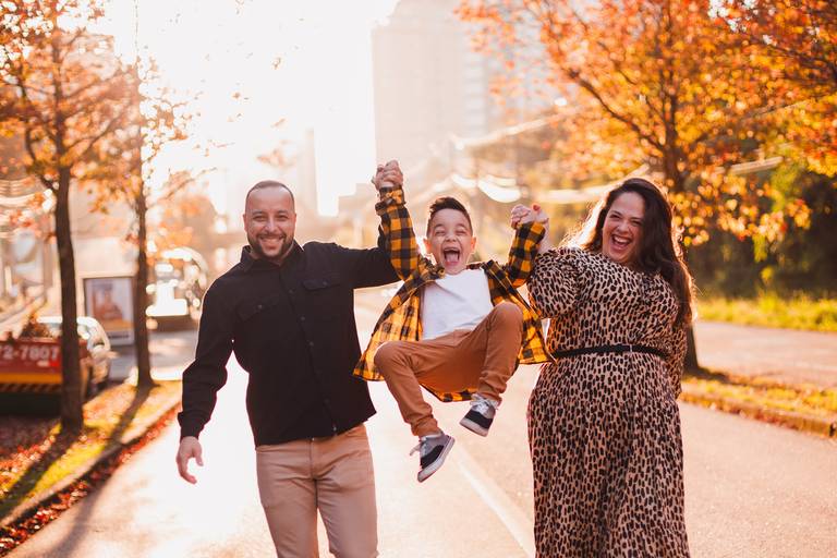 Fotografa Familia Curitiba - Ensaio externo Outono Canaleta bosque 