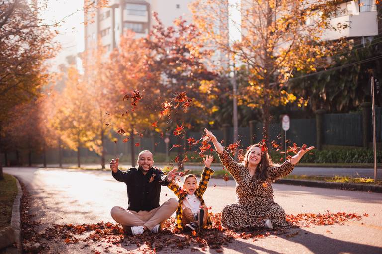 Fotografa Familia Curitiba - Ensaio externo Outono Canaleta bosque 