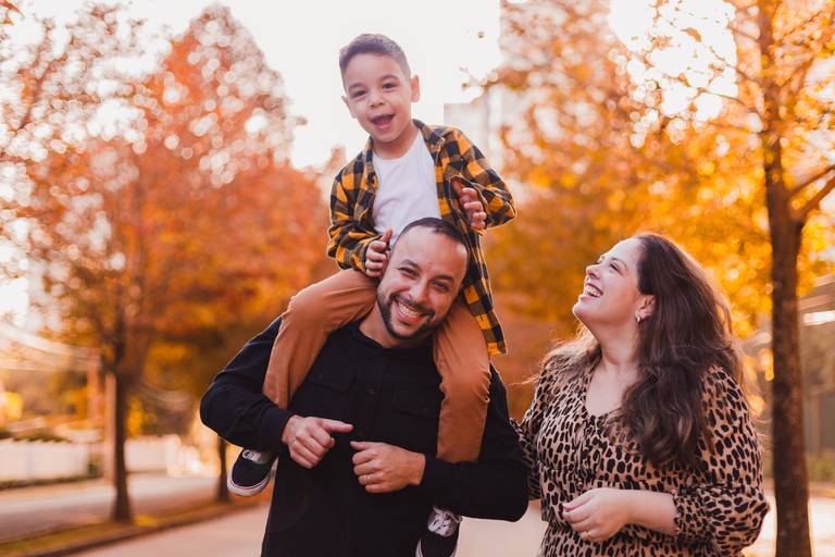 Fotografa Familia Curitiba - Ensaio externo Outono Canaleta bosque 