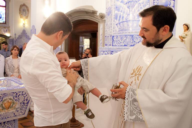 padre fazendo sinal da cruz com oleo no peito durante batizado, batismo realizado na Igreja Paróquia Nossa Senho do Brasil, Jardim Europa, Zona Oeste, São Paulo