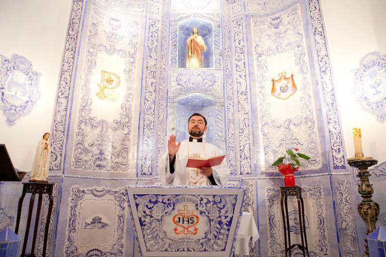 padre benzendo a agua durante batizado, batismo realizado na Igreja Paróquia Nossa Senho do Brasil, Jardim Europa, Zona Oeste, São Paulo
