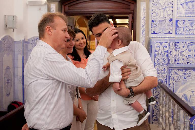 padrinho fazendo sinal da cruz na testa durante batizado, batismo realizado na Igreja Paróquia Nossa Senho do Brasil, Jardim Europa, Zona Oeste, São Paulo