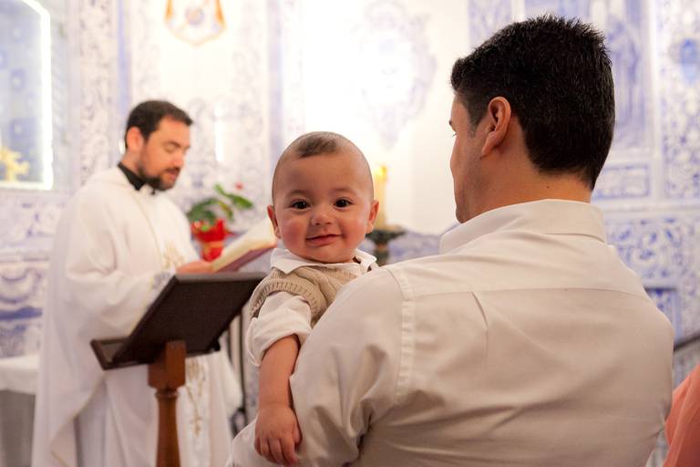 criança posando pra foto durante batizado, batismo realizado na Igreja Paróquia Nossa Senho do Brasil, Jardim Europa, Zona Oeste, São Paulo