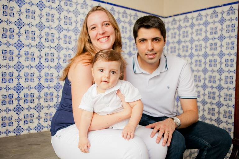 pais com menino em fotografia posada durante batizado realizado na Capela da PUC, Perdizes, Zona Oeste, São Paulo