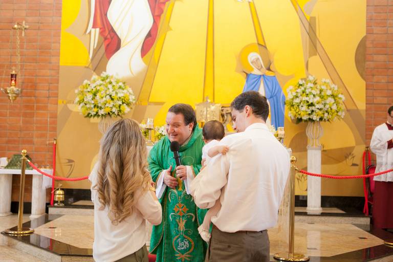 padre conversando com crianças durante batismo realizado na Paróquia Verbo Divino, Chácara Santo Antonio, Morumbi, Zona Sul, São Paulo 