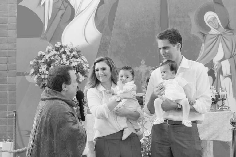 pais de gêmeos emocionados durante batismo realizado na Paróquia Verbo Divino, Chácara Santo Antonio, Morumbi, Zona Sul, São Paulo 