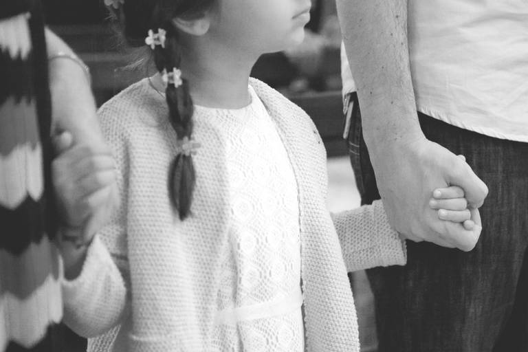 menina de mãos dados com os pais, batismo com 5 anos, batismo criança grande, batizado realizado na Capela do Colegio Arquidiocesano, Vila Mariana, Zona Sul, São Paulo