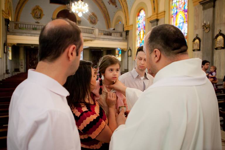 Padre fazendo sinal da cruz em menina, batismo com 5 anos, batismo criança grande, batizado realizado na Capela do Colegio Arquidiocesano, Vila Mariana, Zona Sul, São Paulo