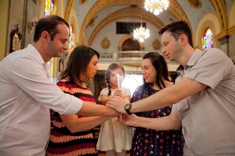menina segurando a vela junto aos pais e padrinhos, batismo com 5 anos, batismo criança grande, batizado realizado na Capela do Colegio Arquidiocesano, Vila Mariana, Zona Sul, São Paulo
