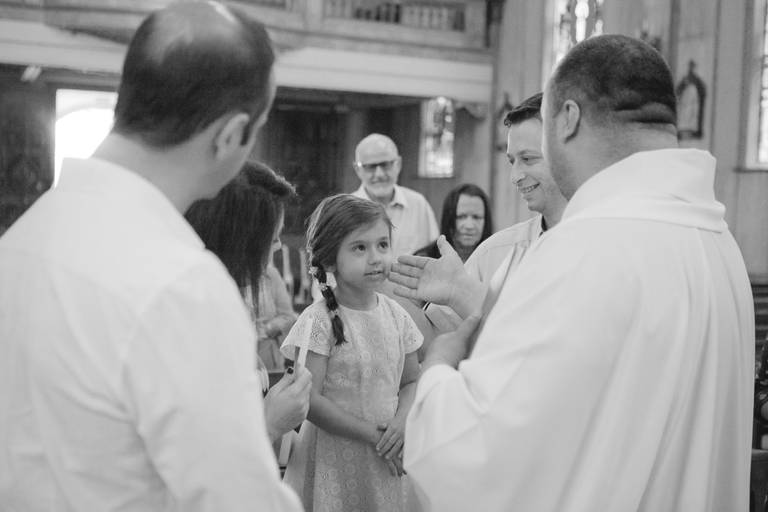 Padre abençoando menina, batismo com 5 anos, batismo criança grande, batizado realizado na Capela do Colegio Arquidiocesano, Vila Mariana, Zona Sul, São Paulo