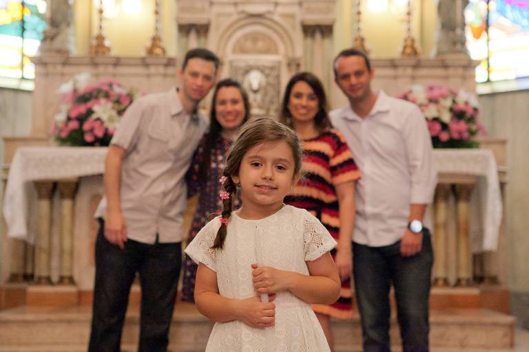 foto posada com pais e padrinhos, batismo com 5 anos, batismo criança grande, batizado realizado na Capela do Colegio Arquidiocesano, Vila Mariana, Zona Sul, São Paulo