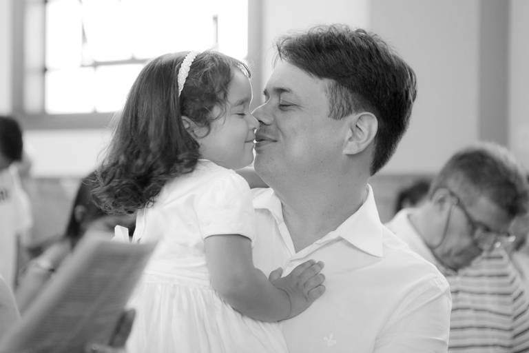 carinho com o pai, batismo com 3 anos, batismo criança grande, batizado realizado Paróquia Nossa Senhora de Fátima da Vila Leopoldina, Zona Oeste, São Paulo