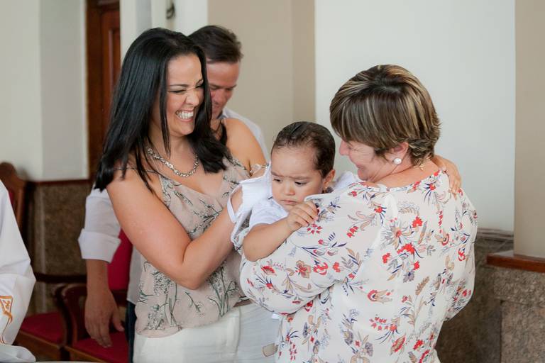 mãe e madrinha secando a cabeça pós batismo com a agua, batismo com 3 anos, batismo criança grande, batizado realizado Paróquia Nossa Senhora de Fátima da Vila Leopoldina, Zona Oeste, São Paulo