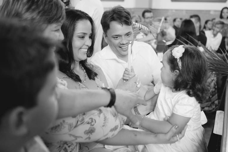 criança, pais e padrinhos segurando a vela do batizado, batismo com 3 anos, batismo criança grande, batizado realizado Paróquia Nossa Senhora de Fátima da Vila Leopoldina, Zona Oeste, São Paulo