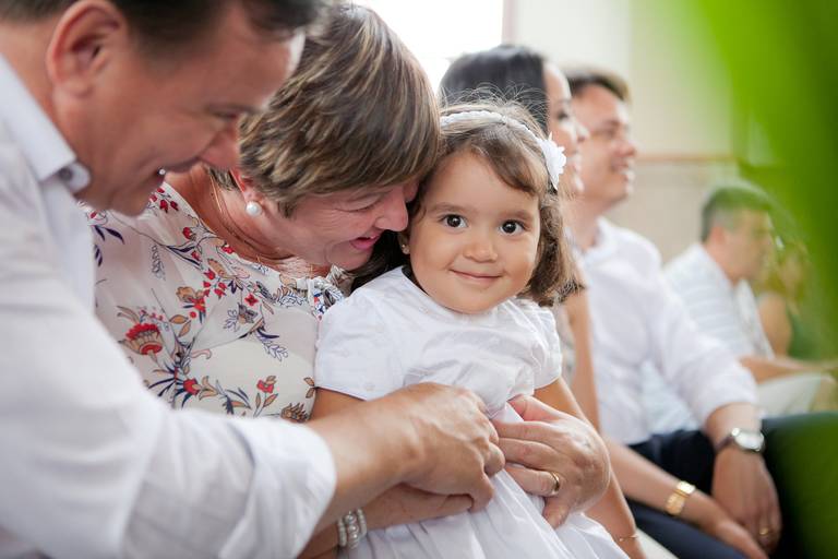 padrinhos fazendo cócegas, batismo com 3 anos, batismo criança grande, batizado realizado Paróquia Nossa Senhora de Fátima da Vila Leopoldina, Zona Oeste, São Paulo