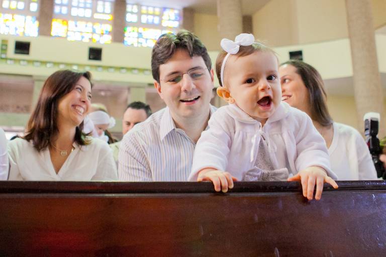 menina olhando para câmera durante batizado realizado no Santuário São Judas Tadeu, Jabaquara, Zona Sul, São Paulo