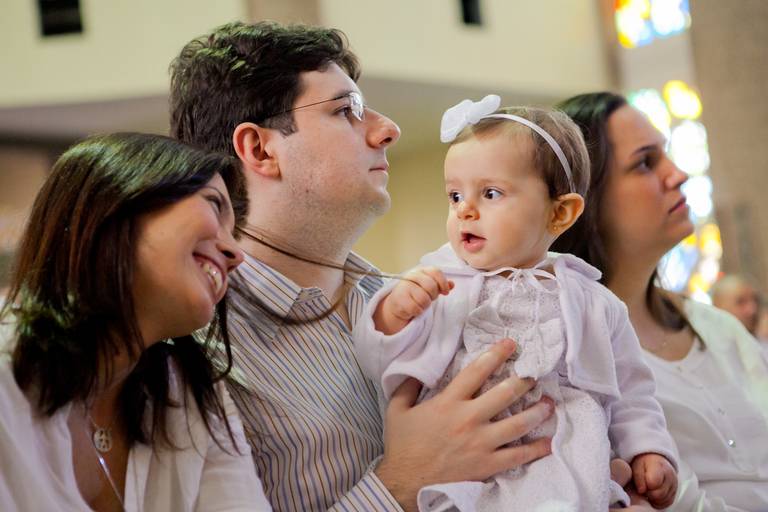 menina brincando com a madrinha durante batizado realizado no Santuário São Judas Tadeu, Jabaquara, Zona Sul, São Paulo