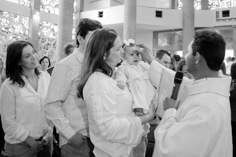 padre fazendo final da cruz em menina durante batizado realizado no Santuário São Judas Tadeu, Jabaquara, Zona Sul, São Paulo