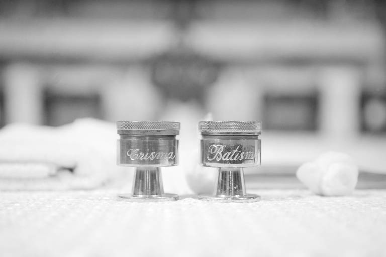 Vasos com Oléo do Crisma e Oléo do Batismo durante batizado realizado no Santuário São Judas Tadeu, Jabaquara, Zona Sul, São Paulo