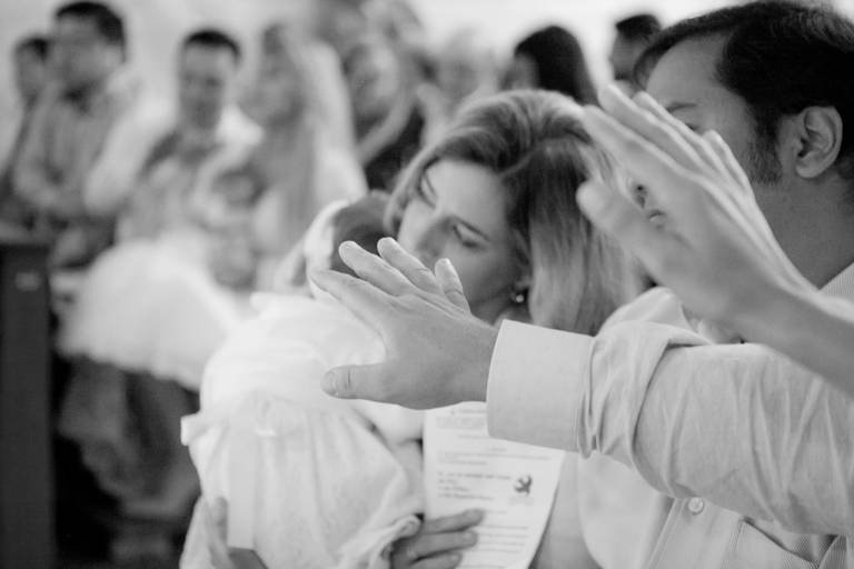 mãos estendias  em momento do batismo, durante batizado na Catedral de Santo André, ABC, São paulo 
