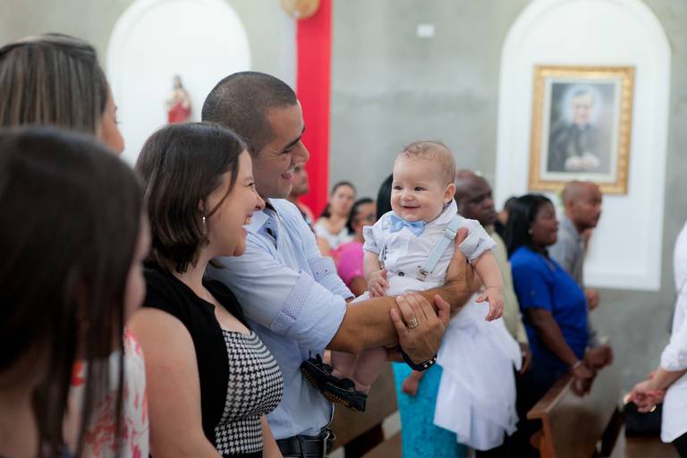 menino rindo para os pais, fotografia espontanea feita durante batizado na Paróquia São José, Osasco, São Paulo