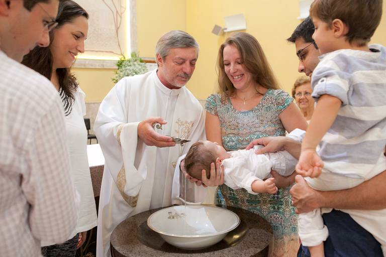 batismo com a agua durante batizado realizado na Paróquia São João Bosco, Americana, São Paulo