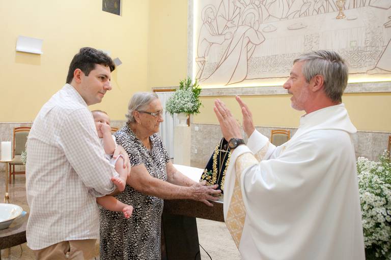 consagração à Nossa Senhora de Aparecida, madrinha bisavó, durante batizado realizado na Paróquia São João Bosco, Americana, São Paulo